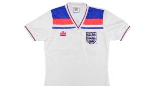 7. Platz: England, 1982, Heimshirt - 344.22 €. Das wohl beliebteste England-Shirt aller Zeiten. Das ikonische Admiral-Design zeigt die Nationalfarben, und Originale sind in Männergrößen äußerst selten zu finden.