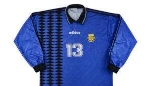 Platz 7: Argentinien, 1994, Auswärtsshirt - 344.22 €. Diego Maradona trug es als er 1994 in den USA sein allerletztes Tor für Argentinien schoss. Es handelt sich um ein extrem seltenes Adidas Design.
