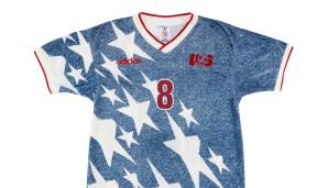 Platz 2: USA, 1994, Trikot - 573,64 €. Dieses Sterne- und Streifen-'Denim'-Design von adidas wurde vom Gastgeberland getragen, als die WM zum ersten Mal in die Vereinigten Staaten kam.
