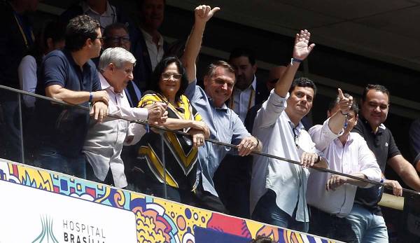 Brasiliens Präsident Jair Bolsonaro (M.) ist von den brasilianischen Fangruppen scharf kritisiert worden.