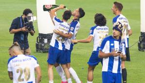 Nach dem 2:0-Erfolg gegen Sporting Lissabon und damit der vorzeitigen Meisterschaft begannen schon auf dem Platz die Feierlichkeiten beim FC Porto.