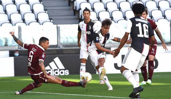 Paulo Dybala (M.) schoss Juventus im Derby gegen Torino in Führung.