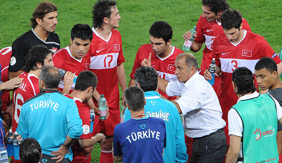Am 4. September feiert Trainerlegende Fatih Terim seinen 69. Geburtstag. Zu diesem Anlass blicken wir auf einen grandiosen Auftritt der türkischen Nationalmannschaft zurück.