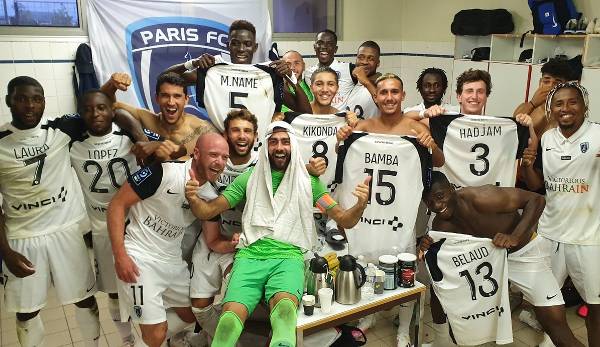 Die Spieler des Paris FC bejubeln den 3:0-Sieg beim FC Chambly am 1. Spieltag der neuen Ligue-2-Saison.