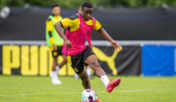 Der erst 15-Jährige Youssoufa Moukoko ist zum ersten Mal bei der Vorbereitung mit den BVB-Profis mit dabei.