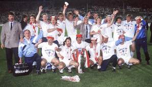 PSV EINDHOVEN 1987/88: Unter Trainer Guus Hiddink (l.) gelang es der PSV als zweitem Team der Niederlande, das glorreiche Triple zu gewinnen. Die Krönung gelang im Neckarstadion von Stuttgart im Elfmeterschießen gegen Benfica.