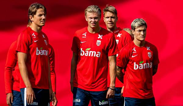 Erling Haaland im Kreis der norwegischen Nationalmannschaft.