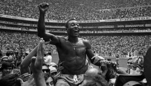 Pele lässt sich bei der Weltmeisterschaft 1970 von den Massen feiern.