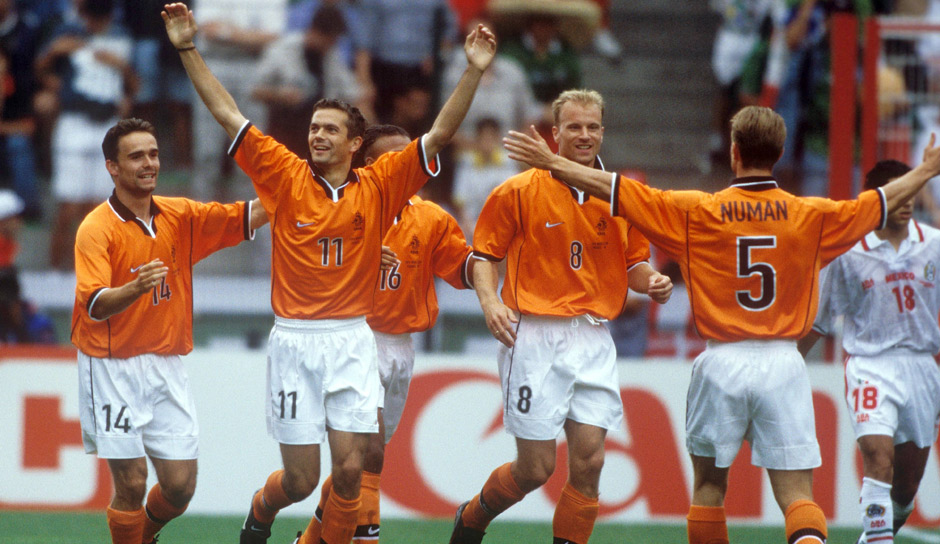 Herzlichen Glückwunsch zum Geburtstag, Phillip Cocu! Der 101-fache Nationalspieler der Elftal wird heute 50 Jahre alt. Bei der WM 1998 erreichte Cocu mit der Niederlande das Halbfinale - an der Seite von absoluten Legenden.