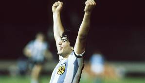 Maradona, erst 18, erzielt im Finale ein Freistoß-Tor, wird zum Spieler des Turniers gewählt und spielt sich auch international auf den Radar zahlreicher Scouts. Mit den Juniors wird er 1980 Vize-Meister, kurz danach zieht er zu den Boca Juniors weiter.