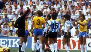 Der Titelverteidiger, mit sieben Weltmeistern angetreten, verliert in der Zwischenrunde gegen überharte Italiener sowie deutlich gegen Brasilien. Nach einem Tritt gegen Batista sieht Maradona zudem die Rote Karte.