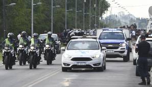 Gut bewacht wird Maradonas Leichnam in den argentinischen Präsidentenpalast gebracht. Dort soll der Leichnam für drei Tage aufgebahrt werden.