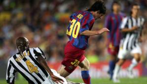 Der Argentinier spielte stattdessen einige Zeit mit der 19. Aber: Bei seinem Debüt für Barca war Messi sogar mit der Nummer 30 unterwegs. Wer erinnert sich noch?