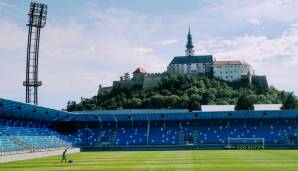 Stadion mit Aussicht: Das Stadion pod Zoborom ("Stadion unterhalb des Zobor", des Hausberges der Stadt Nitra) wurde 1909 errichtet, 2018 komplett renoviert und fasst über 11.000 Zuschauer.