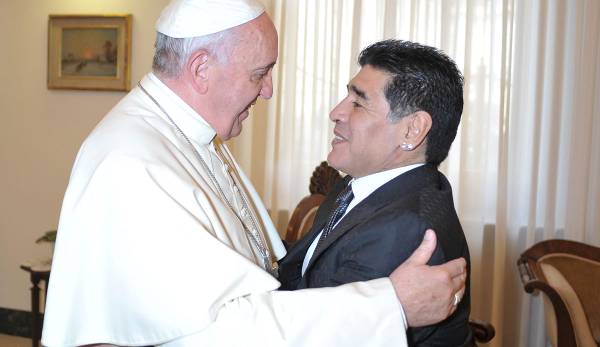 Papst Franziskus (84) hat das im November verstorbene Fußball-Idol Diego Maradona als "Poet des Fußballs" gewürdigt.