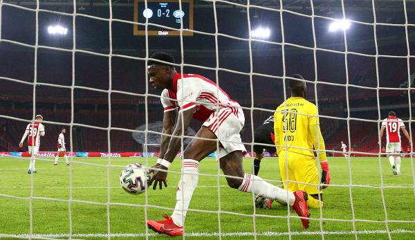 Ajax' Quincy Promes hat es eilig: Soeben hat er zum 1:2 im Spitzenspiel gegen Eindhoven getroffen.