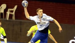 Jakobsen ist sowohl Handball- als auch Fußball-Nationalspieler der Färöer.
