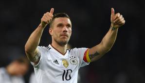 Der langjährige Fußball-Nationalspieler Lukas Podolski hofft auf eine Fortsetzung seiner Karriere über den Sommer hinaus.