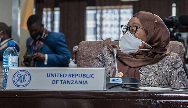 Wegen diskriminierender Aussagen über Fußballerinnen ist Tansanias Staatspräsidentin Samia Suluhu Hassan in dem afrikanischen Land ins Kreuzfeuer der Kritik geraten.
