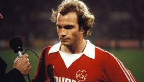 ULI HOENESS beim 1. FC Nürnberg: Hoeneß kennt man fast ausnahmslos als Patron oder Spieler des FC Bayern. Am Ende seiner aktiven Karriere ließ er sich zum 1. FC Nürnberg ausleihen. Danach beendete er seine Laufbahn.