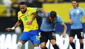 Neymar behauptet sich im Zweikampf mit Uruguays Torreira.
