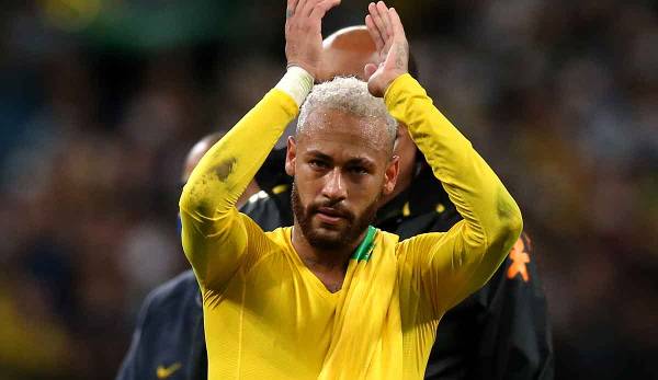 Neymar hat in einem Video den neunjährigen Santos-Nachwuchsspieler Bruninho getröstet, der zuvor in den sozialen Medien beschimpft worden war.