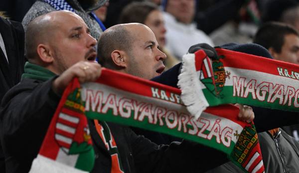 Die Europäische Fußball-Union (UEFA) hat die Strafe gegen Ungarn wegen diskriminierender Äußerungen seiner Fans während der EM von drei auf zwei Geisterspiele reduziert.