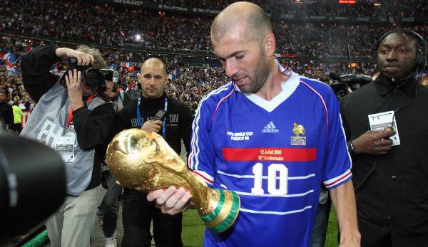 Zidane mit der Weltmeisterschaftstrophäe und dem Trikot, das heute in Danny Murphys Besitz ist.