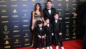 Lionel Messi mit seiner Frau Antonela Roccuzzo sowie den drei Kindern Ciro, Mateo und Thiago. Starke Anzüge, Männer!