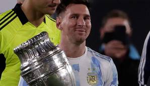 Platz 1: LIONEL MESSI (PSG, Bilanz 2021: 41 Tore, 17 Assists, Copa-America-Sieger, span. Pokalsieger) - auch wenn er nach seinem Barca-Abschied bei PSG schwächelt, gibt der ersehnte Copa-Titel letztlich den Ausschlag für seinen siebten Ballon d’Or.