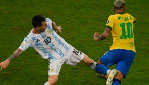 Szene aus dem Copa-Finale 2021 zwischen Argentinien und Brasilien: Lionel Messi (l.) rückt Neymar auf die Pelle.