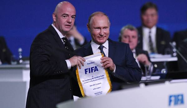 Der Weltfußballverband FIFA gibt mit seiner zu spät verkündeten und wachsweichen Entscheidung, russische Mannschaften als Folge der Invasion in der Ukraine nicht auszuschließen, ein unwürdiges Bild ab.