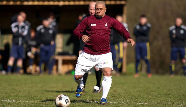 Roberto Carlos hat am Freitag sein Comeback für die englische Kneipenmannschaft Bull in the Barne United gefeiert, die den Einsatz des einstigen Selecao-Stars bei einer Versteigerung gewonnen hatte.