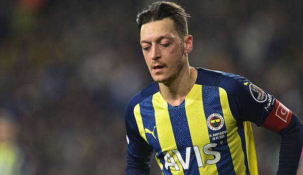 Mesut Özil ist bei Fenerbahce mit sofortiger Wirkung suspendiert worden.