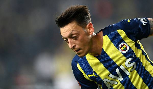 Mesut Özil will trotz Suspendierung bei Fenerbahce bleiben.