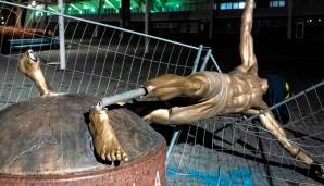"Lustig" fand Ibra das Investment. Das gefiel den Fans in seiner Heimatstadt Malmö mal so gar nicht. Die Ibrahimovic-Statue vor dem Stadion des Malmö FF verlor erst die Nase und dann die Füße durch unbekannte Vandalen.