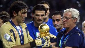 MARCELO LIPPI: Vielleicht ließ Buffon sich ja von seinem ehemaligen Trainer bei der Nationalmannschaft inspirieren? Lippi machte kein so großes Geheimnis daraus. Selbst bei der Übergabe des WM-Pokals 2006 konnte er es nicht lassen.