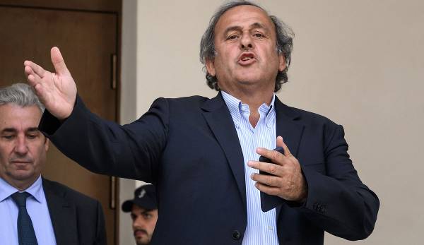 Die FIFA hat den ehemaligen UFEA-Präsident Michel Platini zu einer Rückzahlung in Millionenhöhe aufgefordert.
