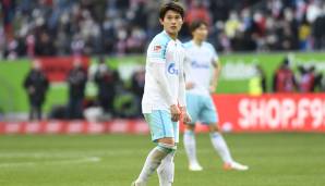 DONG-GYEONG LEE: Schalke 04 leiht den 24-jährigen südkoreanischen Nationalspieler erneut vom südkoreanischen Erstligisten Ulsan Hyundai aus - diesmal bis Jahresende. Darüber hinaus sicherte sich S04 Optionen für eine dauerhafte Verpflichtung.