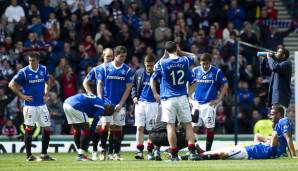 Rangers FC 2012: Auch ein 54-maliger Meister ist vor dem Abstieg nicht sicher. Nach der Insolvenz der Betreibergesellschaft mussten die Rangers 2012 in der vierten Liga von vorne beginnen. Heute ist man wieder in Schottlands erster Klasse angekommen.