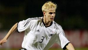 TOBIAS RAU: 2003 wechselte der Abwehrspieler zum FC Bayern, beim DFB war er Teil des berühmten Perspektivteams 2006. Doch Verletzungen verhinderten seinen großen Durchbruch. 2009 beendete er seine Laufbahn vorzeitig und wurde Lehrer.