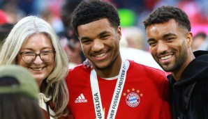 Gratulationen von der Mutter und von Bruder Timothy: Malik Tillman (Mitte) kam in der Bundesliga-Saison 2021/22 viermal zum Einsatz und darf sich deutscher Meister nennen.