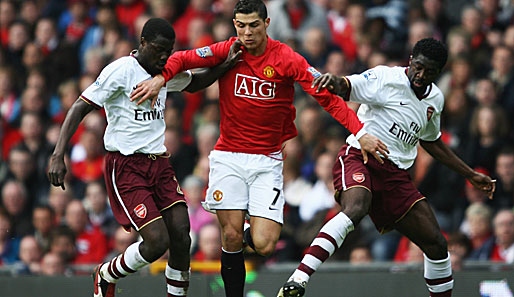 Im Infight: Manchesters Cristiano Ronaldo gegen Emmanuel Eboue und Kolo Toure von Arsenal