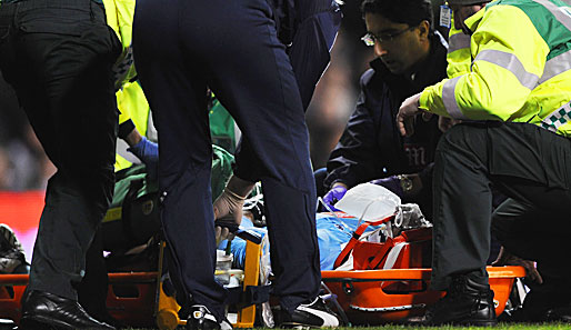 Tottenhams Torhüter Gomes musste mit Sauerstoff-Maske vom Feld getragen werden