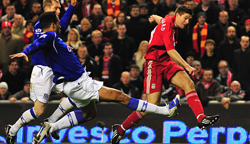 Steven Gerrard (r.) hat sich im FA-Cup-Spiel gegen den FC Everton verletzt