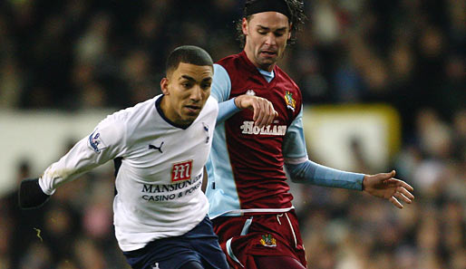 Tottenhams Aaron Lennon (l.) im Duell mit Chris Eagles vom FC Burnley