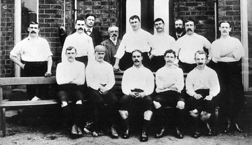 Mai 1889: Stolz posieren die Spieler von Meister und FA-Cup-Sieger Preston North End