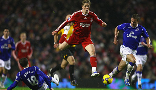 Liverpools Fernando Torres (m.) wird von Evertons Philip Neville attackiert