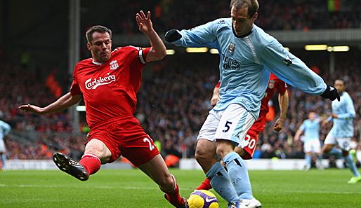 Liverpools Jamie Carragher attackiert Pablo Zabaleta von Manchester City