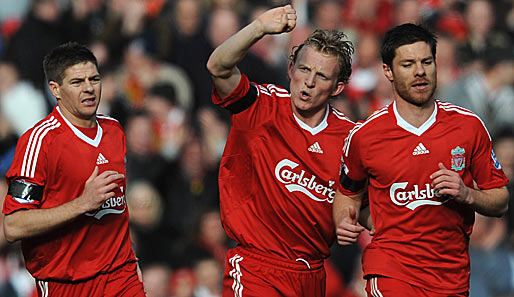 Dirk Kuyt (Mitte) und Steven Gerrard (links) trafen für Liverpool gegen Aston Villa